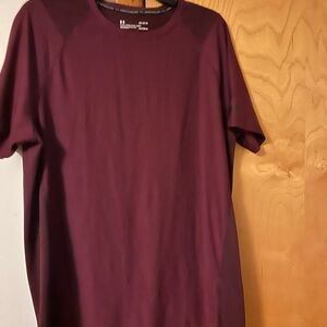 Under Armer shirt size men’s Large